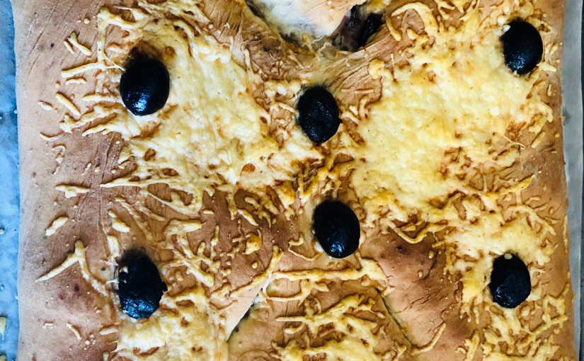 Fougasse garnie jambon-chèvre-olives