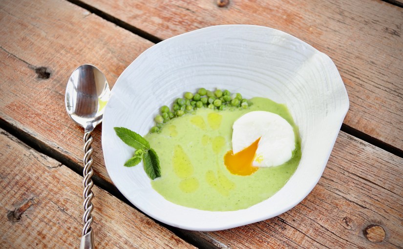 Velouté de petits pois à la menthe, œuf&nbsp;mollet