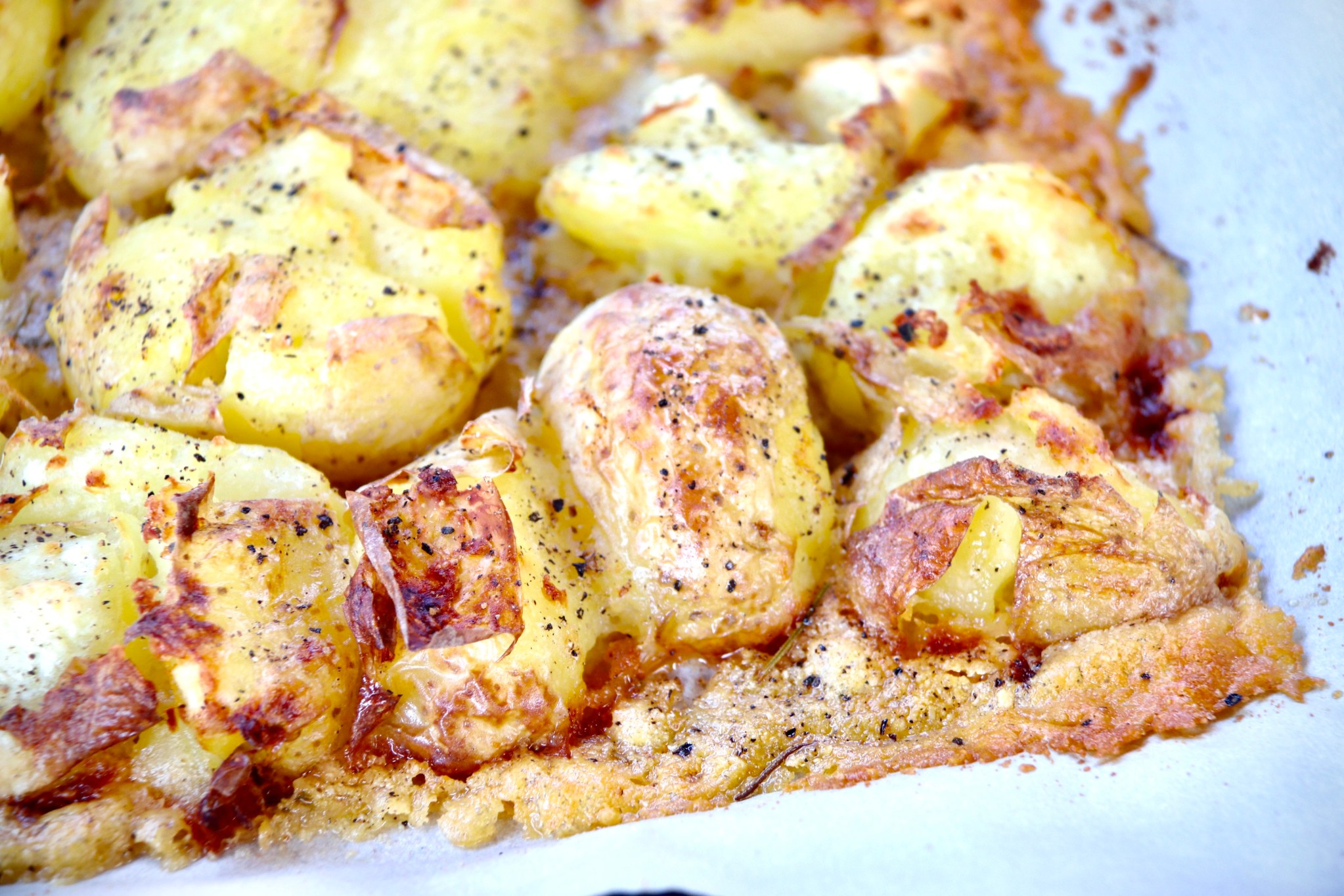 Pomme de terre écrasées au parmesan – La fille du boulanger cuisine…