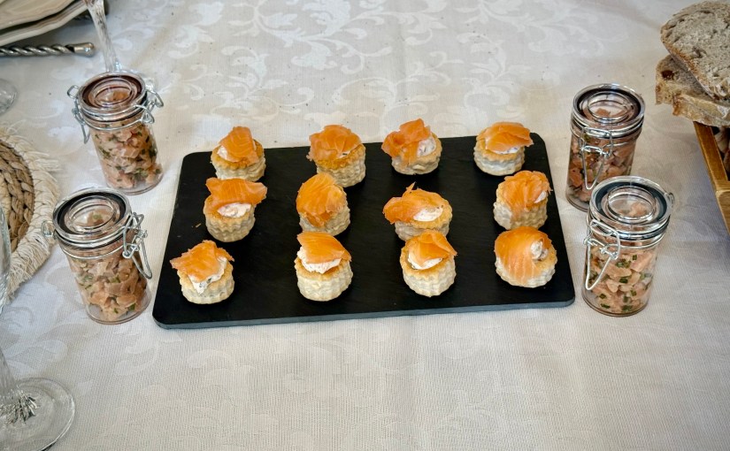 Apéritifs festifs: tartare de saumon au yuzu et feuilletés au saumon&nbsp;fumé
